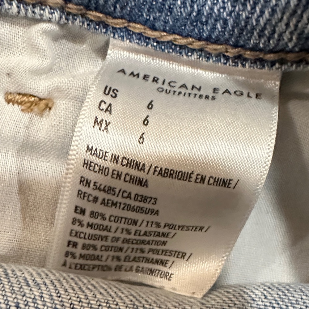 American Eagle Outfitters Light Wash Ripped Jean Shorts sz 6 - Picture 3 of 4